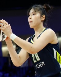 星空体育app-命运如此捉弄！李月汝刚得分生涯新高 下一场就受伤 之后赛季报销