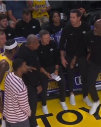 湖人危机四伏：范德彪与雷迪克口角内讧 蒂耶罗被打伤回更衣室|雷霆|范德比尔特|三巨头|里夫斯|谢伊·吉尔杰斯-亚历山大_新浪体育_新浪新闻