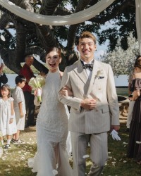 星空体育官网-女大三，抱金砖！日本国脚堂安律的妻子晒婚礼照，幸福无比